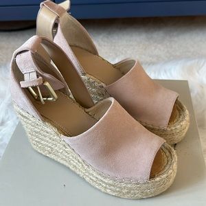 Marc Fisher Flatform sandals 👡